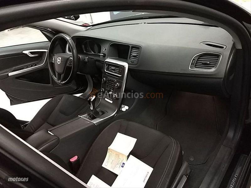Volvo V 60 2.0 D2 Kinetic de 2018 con 138.900 Km por 13.900 EUR. en Madrid