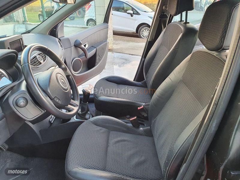 Renault Clio Grand Tour Tom Tom Edition TCE100 eco2 de 2009 con 166.000 Km por 5.700 EUR. en La Coruna