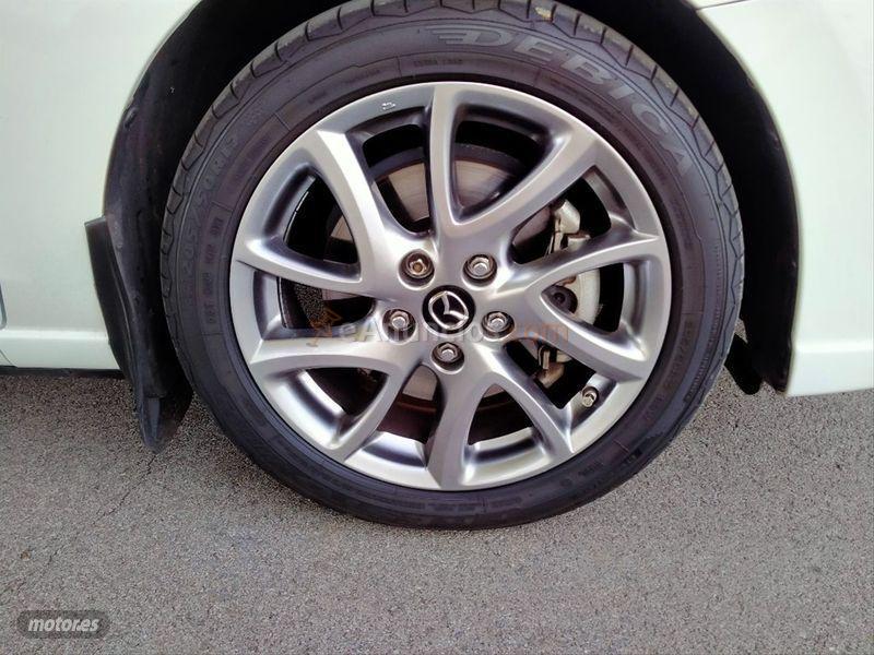 Mazda Mazda5 1.6 CRTD 115cv Luxury de 2015 con 189.000 Km por 10.799 EUR. en Badajoz