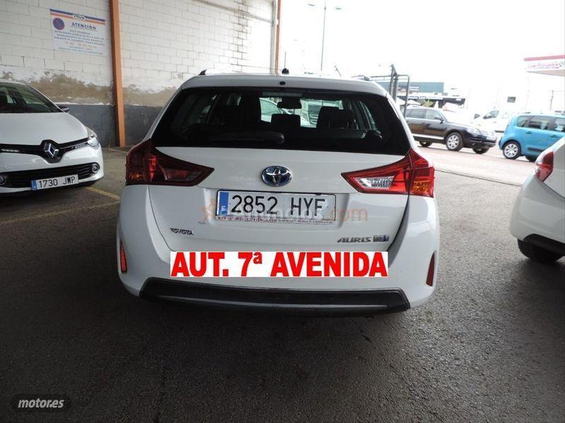 Toyota Auris Hybrid Active Touring Sports de 2015 con 155.000 Km por 7.500 EUR. en Badajoz